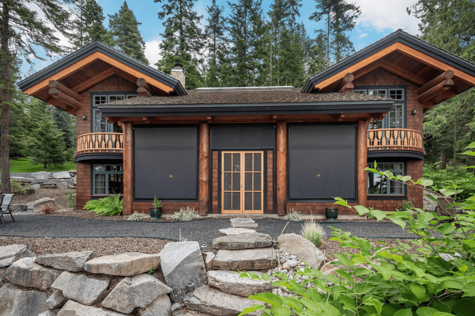 Guest Lodge exterior Screened Patio with 8 twin mattresses