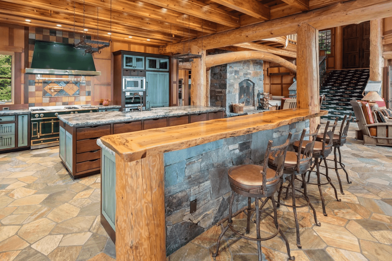 Kitchen: Island bar